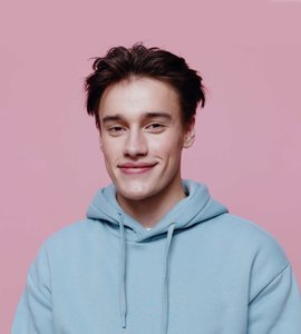 Student using TalkCampus app