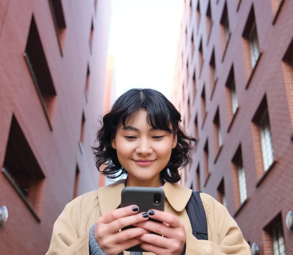 Student using TalkCampus peer support app